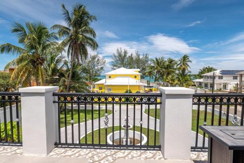 Nassau Villa | Villa By the Beach - sleeps 8 plus
