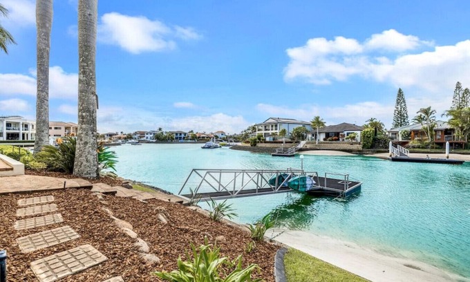 Runaway Bay Casa | Villa by the Canal - Runaway Bay