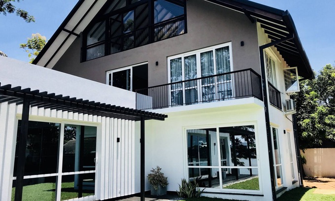 Wattala Casa | Villa by the Edge (Villa frente al agua)