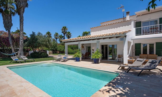 Binisafua Villa | Villa junto al mar con piscina: encanto y confort