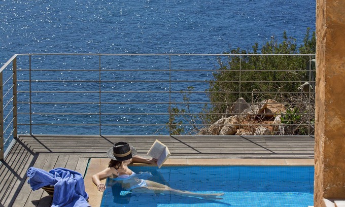 Livadia Villa | Villa Calypso, frente a la playa, Villa de diseño con piscina climatizada