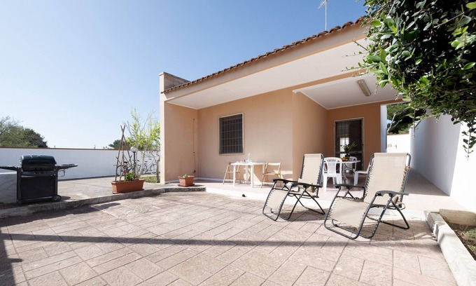 Torre Specchia Ruggeri Villa | Villa 'Camilla' con terraza privada, jardín privado y aire acondicionado