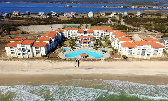 North Topsail Beach Complejo | Villa Capriani Ocean Front Resort King Suite 3-4 BR's