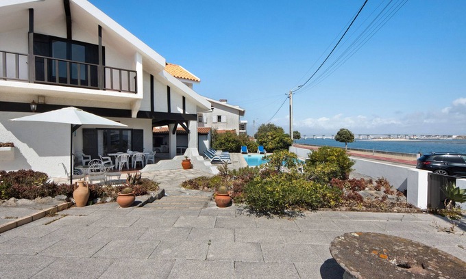 Barra Villa | Villa 'Casa Do Bico' with Balcony, Wi-Fi and Air Conditioning