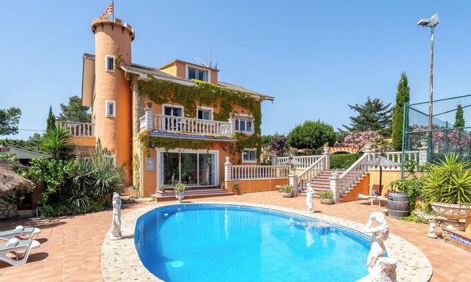 Torrelles de Foix Villa | Villa 'Casa Del Vino' con vistas a la montaña, piscina privada y Wi-Fi