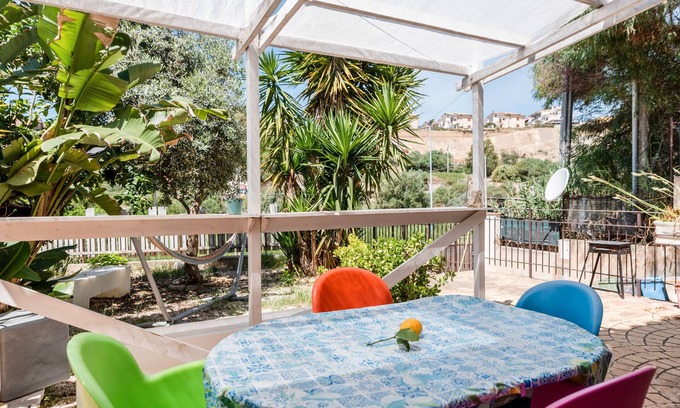 Porto Empedocle Villa | Villa 'Casa Melograno' con vistas al mar, jardín privado y Wi-Fi