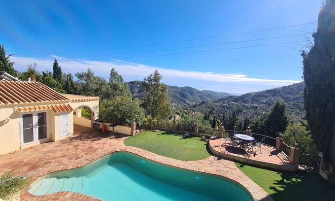 Cómpeta Villa | Villa 'Casa tranquila torrox' con vistas a la montaña, piscina, jardín, terraza, A/C y Wi-Fi