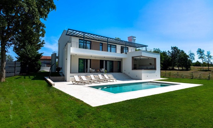 Heki Villa | Villa Castanea – Elegante villa de 3 dormitorios con piscina privada en un tranquilo pueblo