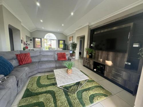 Port Edward Chalet De Esquí | Villa Caylee Caribbean Estates - Ultra-Luxurious - Rimas Interiors Designs - Private Beachfront Escape - Premium serviced for 8 Guests