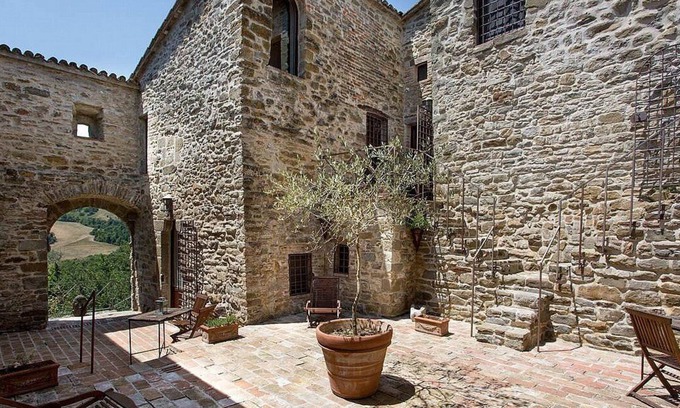 Umbertide Casa | Villa Cenobio D: A characteristic and welcoming apartment that is part of an ancient country house made of stone, with Free WI-FI.