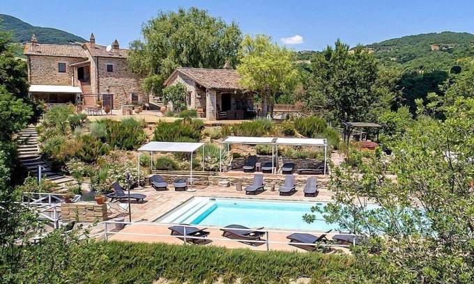 Umbertide Casa | Villa Cenobio G: A characteristic and welcoming two-story apartment that is part of an ancient country house made of stone, with Free WI-FI.