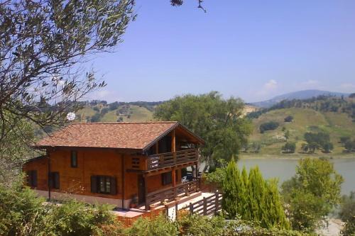 Maierato Chalet De Esquí | Villa chalet sul lago Angitola