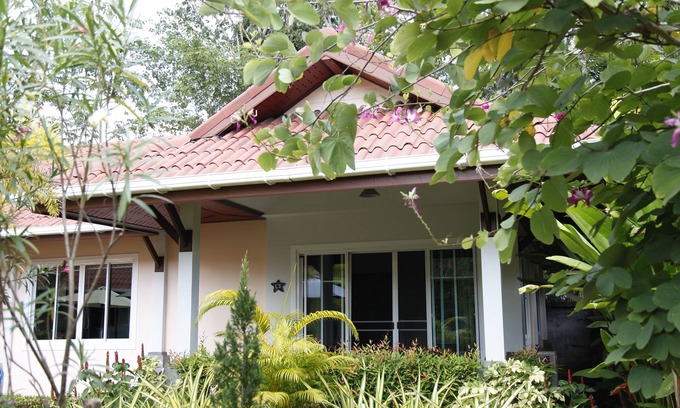 Ko Lanta Cabaña | Villa Chao Koh. Rodeado de vegetación y jardines tropicales.