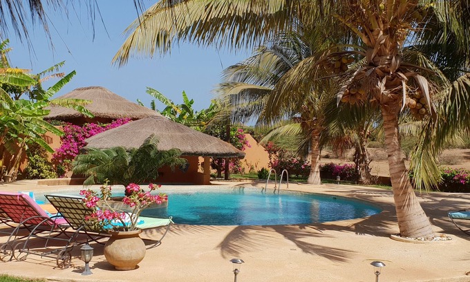 Nianing Villa | VILLA CHEZ BIBI - 8 personas con piscina, bar piscina, terraza solarium, pontón, jardín, wifi