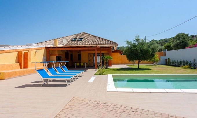 Quartu Sant'Elena Villa | Villa Chloe, con piscina, jardín con césped a pocos km de Cagliari, Cerdeña