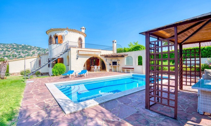 Calonge Chalet De Esquí | Villa Christine - Tu refugio familiar en la Costa Brava