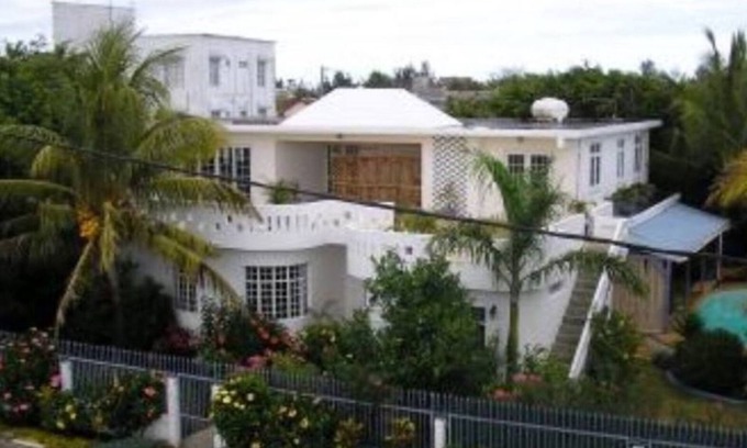 Bain Boeuf Apartamento | Parte de una villa con vistas directamente a la piscina.