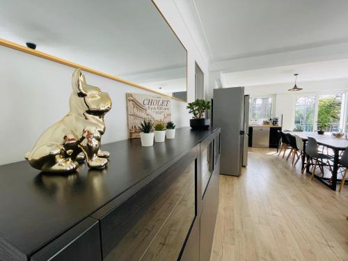 Cholet Casa | VILLA CITY GARDEN - Maison Spacieuse et Jardin - Proche Centre ville