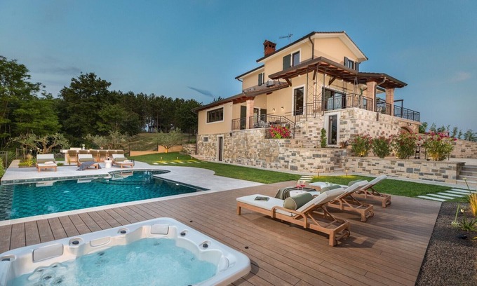 Motovun Villa | Villa Clara: un impresionante oasis de lujo con una gran piscina, centro de bienestar, sala de juegos, gimnasio y vistas impresionantes de Motovun.