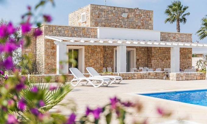 Capilungo Villa | Villa Claretta: Una villa luminosa y soleada de dos pisos situada en una posición tranquila.