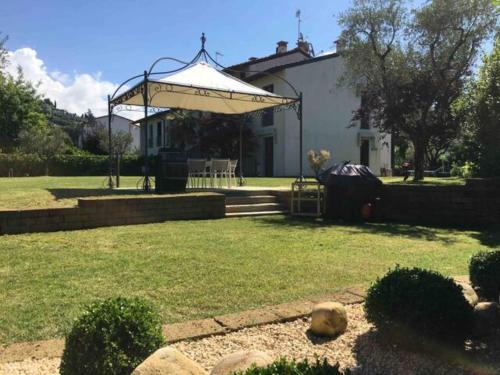 Garda Casa | Villa con ampio giardino esterno e piscina condominiale