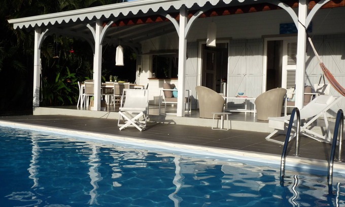 Deshaies Casa | Villa Creole piscina con vistas al mar se elevó la cabaña