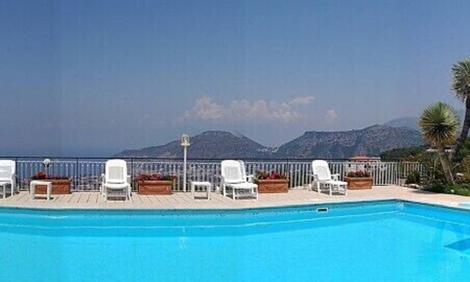 Colli di Fontanelle Casa | Villa Crispina B: Un agradable apartamento que forma parte de una villa con vistas al mar y al Golfo de Nápoles.