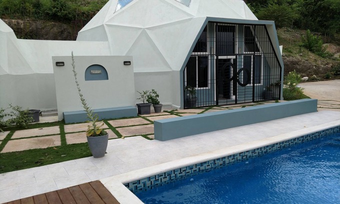 Runaway Bay Villa | Villa Cupola es una cúpula geodésica de 5 B / R de exquisito diseño con piscina privada.