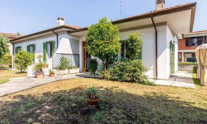 Marina di Carrara Villa | Villa 'Dalla Nonna' con jardín privado