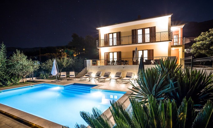 Stobrec Villa | Split villa para hasta 12 con piscina climatizada cerca de Split y playa