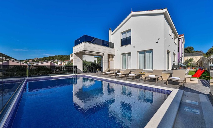 Razanj Villa | Villa Dazzling Bay - A 50 m del mar en una bahía tranquila para 8 personas