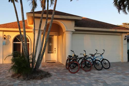 Naples Park Villa | Villa De Charme with Heated Salt Water Pool and Spa