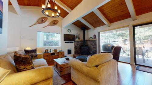 Mammoth Lakes Casa | Villa De Los Pinos Year-Round Activities Nearby Shopping & Restaurants
