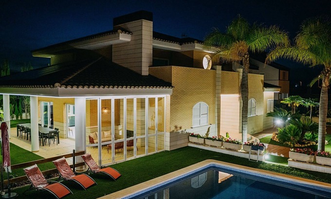 Playa de Almarda Chalet De Esquí | Villa de Lujo de 7 hab. 470 m2.con Piscina. Parcela de 1,000 m2. Playa Corinto.