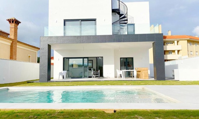 La Línea de la Concepción Villa | Villa de Lujo en Santa Margarita