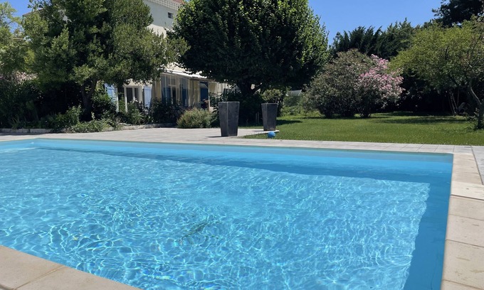 Montelimar Villa | Villa de Maître, Piscine et Grand Jardin en Plein Montelimar