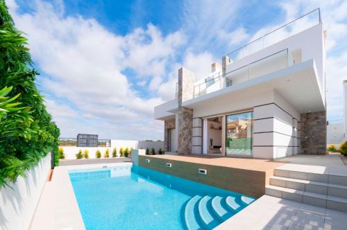 Los Alcázares Villa | Villa de Sol in Los Alcazares with 4 bedrooms, private swimming pool, sauna and jacuzzi.