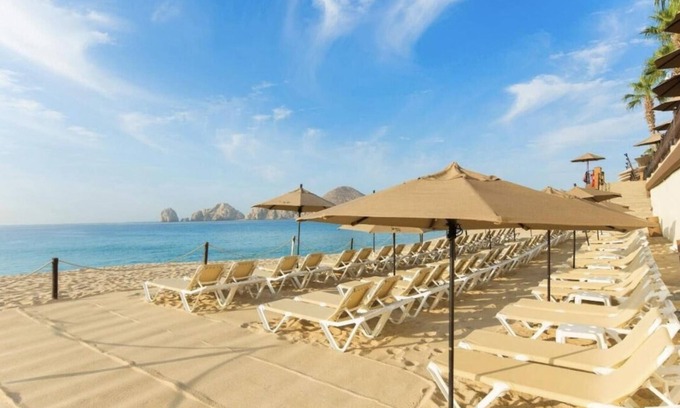 Centro Complejo | Villa Del Arco located on the pristine Medano Beach