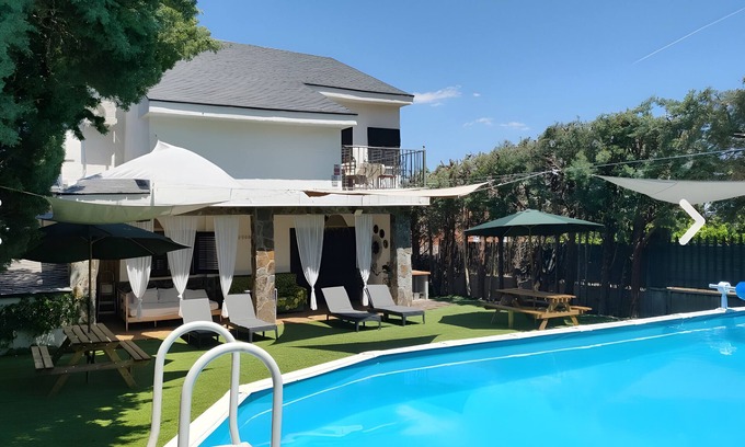 Navahermosa Villa | 'Villa Del Monte Casa Rural' con vistas a la montaña, Wi-Fi y aire acondicionado