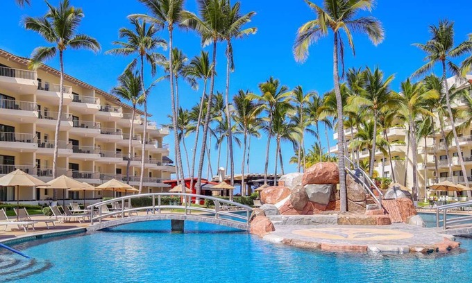 Puerto Vallarta Complejo | Villa del Palmar Resort and Spa on the beach at Banderas Bay. Close to downtown.