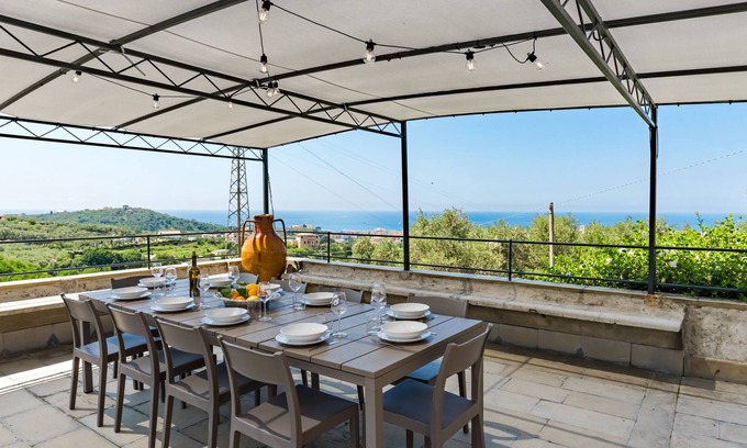 Rezza Villa | Villa 'Design La Weka Loca' with Private Terrace, Wi-Fi and Air Conditioning
