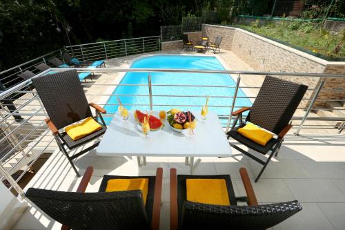 Pobri Apartamento | Villa Dragi with Pool, Sauna, & Whirlpool