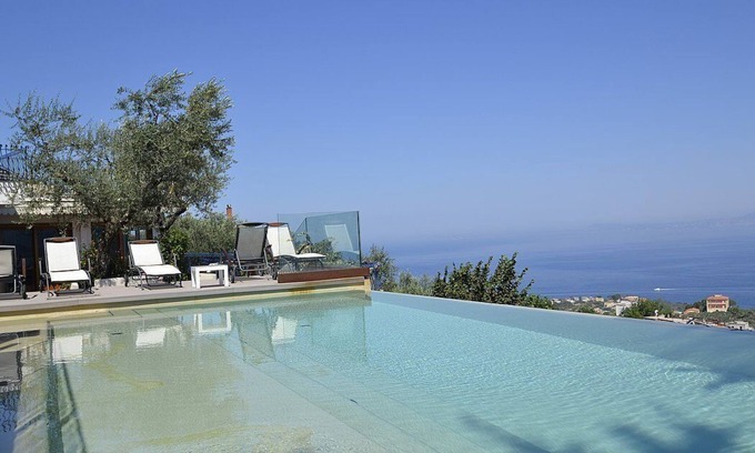 Priora Villa | Villa Dulcibella: Una espléndida villa ubicada en una colina.