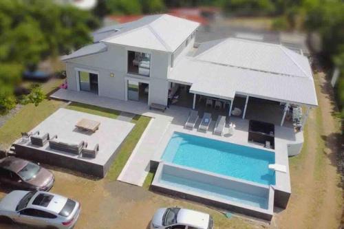 Les Abymes Villa | VILLA ELA - Jolie villa avec piscine chauffée et jacuzzi