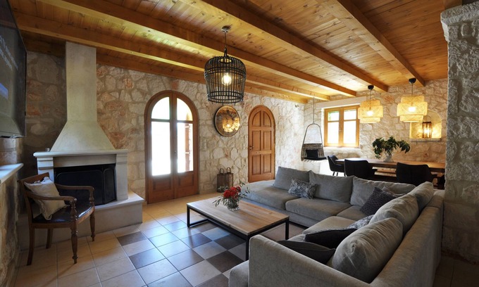 Akrotiri Villa | Villas Jootiq. ¡Combina el concepto tradicional de piedra con la comodidad suprema!