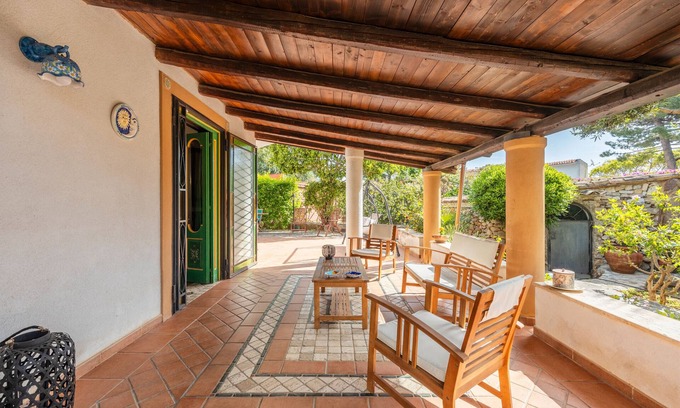 Carini Villa | Villa 'Ellie' con jardín privado, Wi-Fi y aire acondicionado