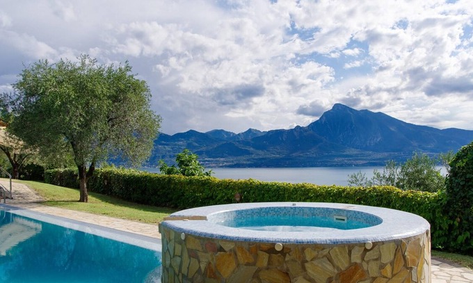 Frader Villa | Villa 'Elysium' with Lake View, Wi-Fi and Air Conditioning