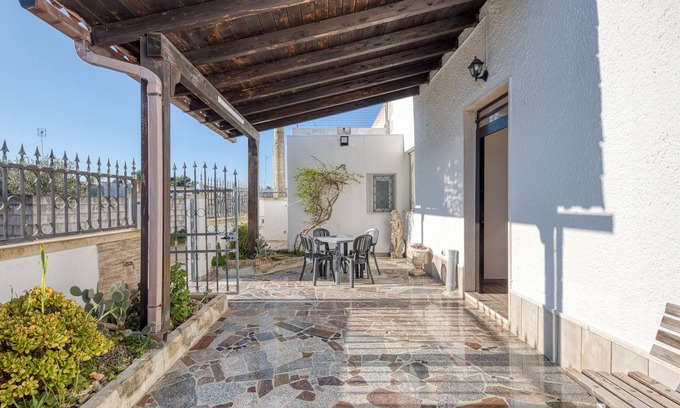 Torre San Giovanni Villa | Villa 'Emanuele Con Piscina' con piscina privada, jardín privado y aire acondicionado