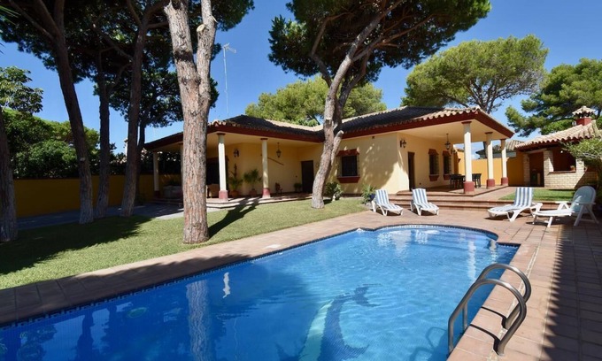 Chiclana de la Frontera Villa | Villa Pinto con fabuloso jardín, area de barbacoa y piscina