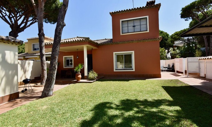 Chiclana de la Frontera Villa | Villa Valle de Bravo con excelente ubicación! a 500m de la playa de la Barrosa